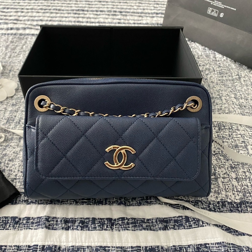 Chanel bag with detachable wallet. Full set. Caviar leather. Beautiful piece.